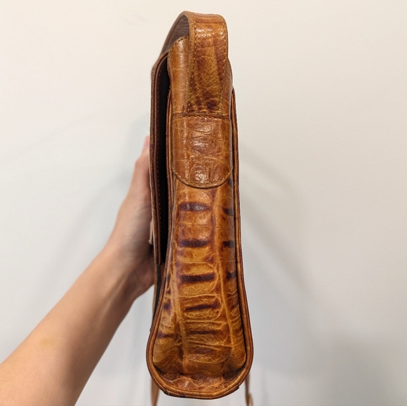 Claude Gerard Vintage Embossed Leather Crossbody Bag - Picture 5 of 9